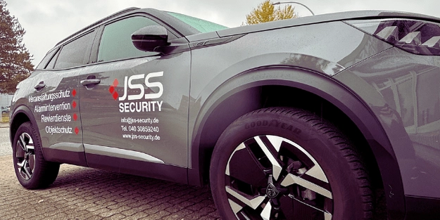 Professionelle Fahrzeugbeschriftung mit Werbefolie durch Hansa Werbung Norderstedt